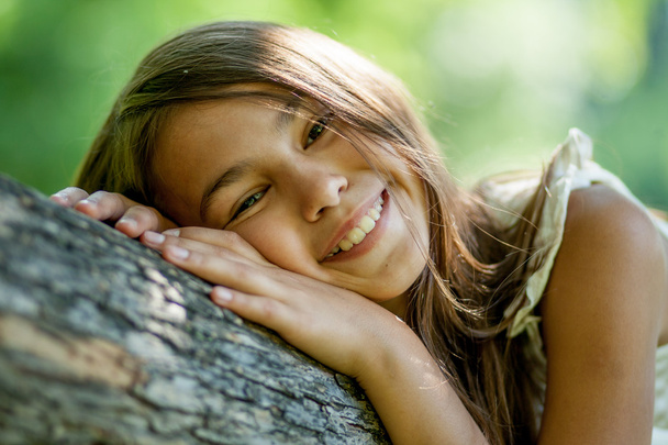 girl lying on a tree - Valokuva, kuva