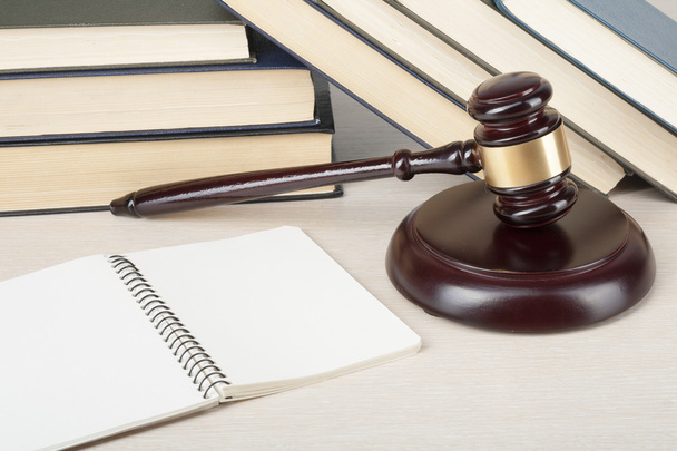 Zákon koncepce - kniha s dřevěnými soudci kladívkem na stole v soudní síni nebo výkonu úřadu. - Fotografie, Obrázek