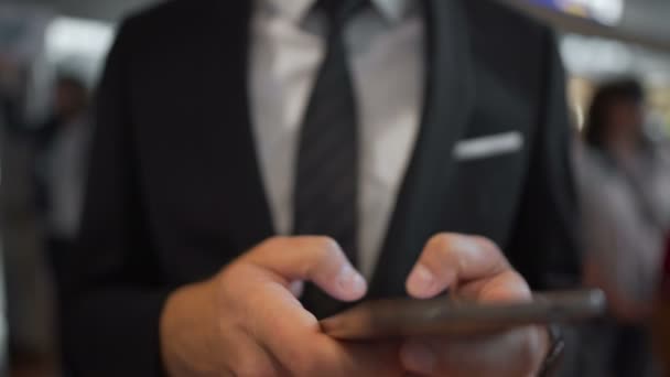 Front view of male hands texting on smartphone, gadget addiction, mobility - Filmagem, Vídeo