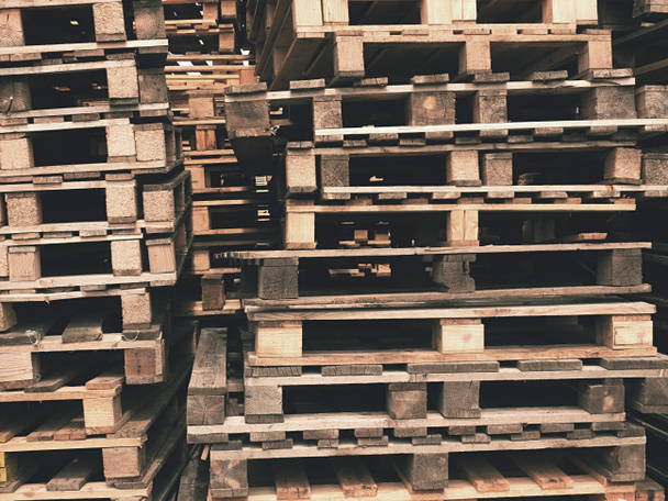Внешний запас старых изготовленных деревянных стандартных европоддонов
 - Фото, изображение