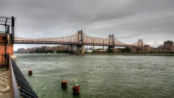 4k ultrahd die Queensboro-Brücke mit Booten auf dem East River - Filmmaterial, Video