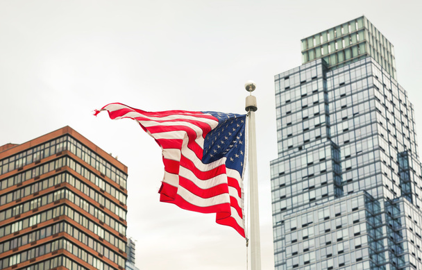 Αμερικανική σημαία στην οικοδόμηση φόντο - Φωτογραφία, εικόνα