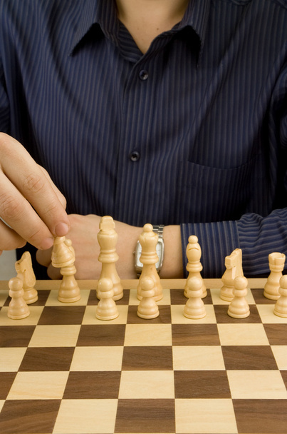 Mano masculina movimiento ajedrez
 - Foto, Imagen