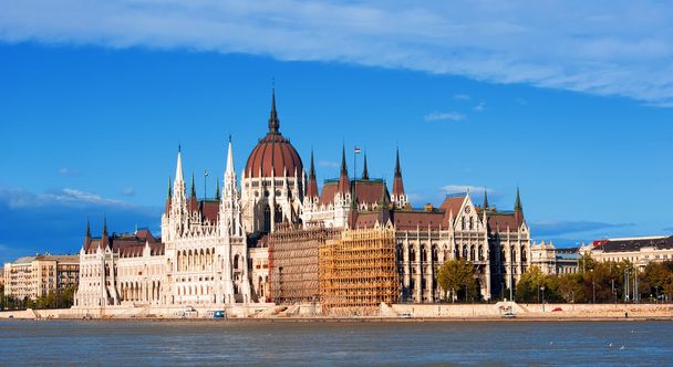 El parlamento húngaro al atardecer de invierno
 - Foto, imagen