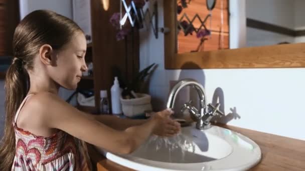 Detail dívky děti čištění zubů zubním kartáčkem v koupelně. - Záběry, video