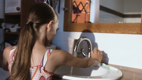 Primer plano de la niña limpiando los dientes con cepillo de dientes en el baño
. - Metraje, vídeo