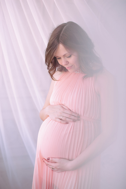 Ευτυχισμένη έγκυος, νεαρή γυναίκα που περιμένει παιδί. - Φωτογραφία, εικόνα