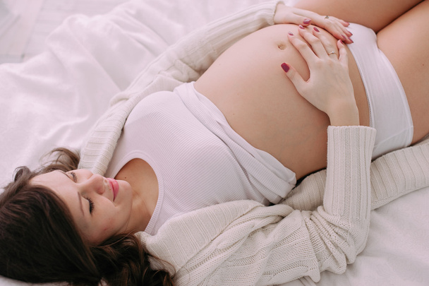 gelukkig zwanger jong vrouw wachten op een kind - Foto, afbeelding