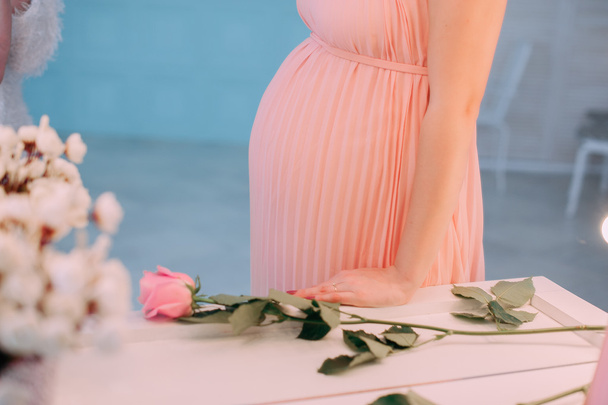 primer plano de un lindo vientre embarazada - Foto, Imagen