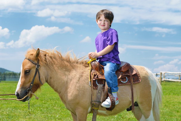 Child ride pony - Foto, Bild