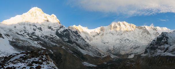 Ochtend panoramisch uitzicht vanaf mount Annapurna bereik - Foto, afbeelding