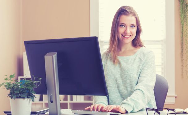 woman using her computer in her home office - Φωτογραφία, εικόνα