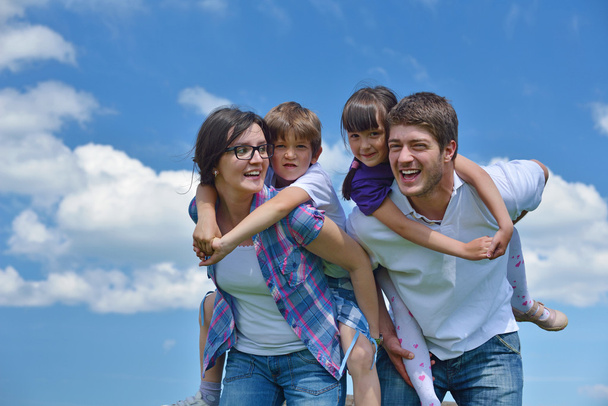 Feliz jovem família se divertir ao ar livre
 - Foto, Imagem