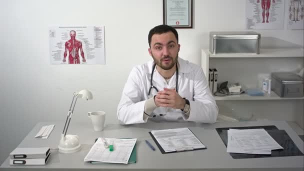 Doctor talking to camera, smiling and showing thumbs up - Materiaali, video