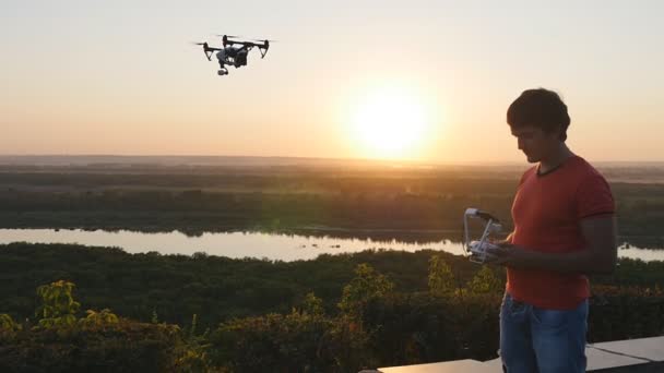 człowiek pracy drone z pilotem zdalnego sterowania - Materiał filmowy, wideo