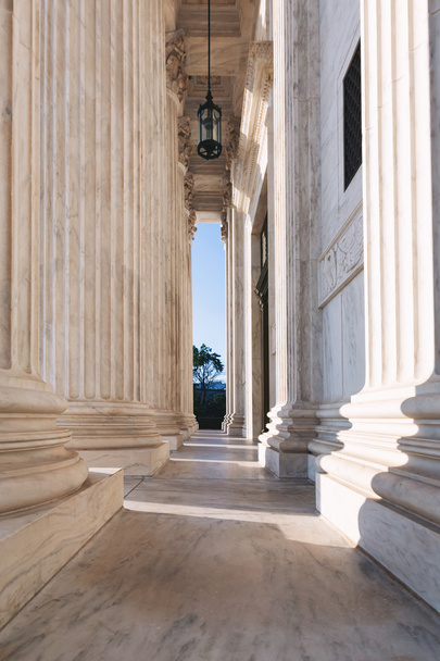 Les colonnes de marbre de la Cour suprême des États-Unis
 - Photo, image