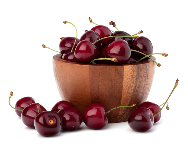 Cherry in wooden bowl - Foto, afbeelding
