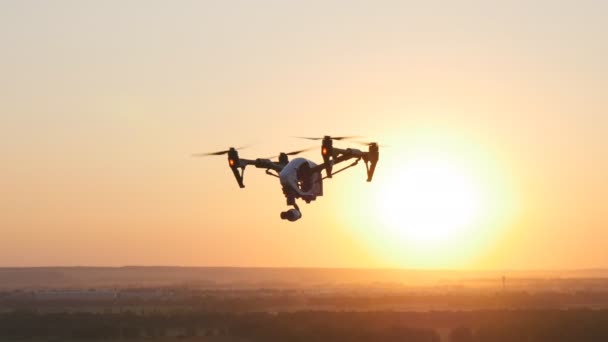 Quadrocopter dron s dálkovým ovládáním. - Záběry, video