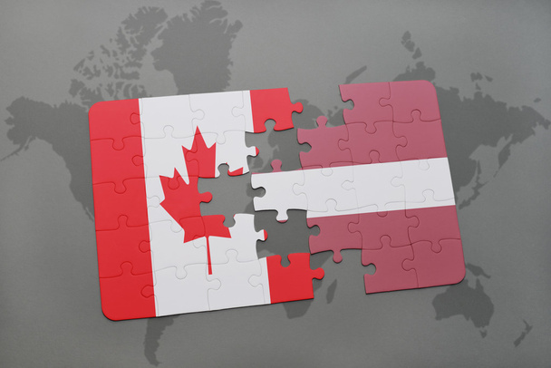 головоломка с национальным флагом Канады и Латвии на фоне карты мира
. - Фото, изображение
