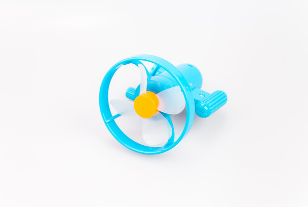 Blauwe kleur Mini ventilator met Zijaanzichten geïsoleerd op een witte achtergrond - Foto, afbeelding