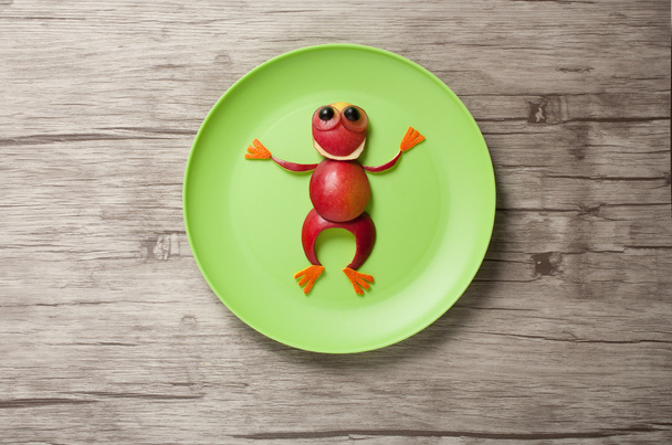 Смішна жаба з яблука
  - Фото, зображення