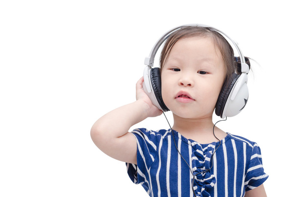 Dziewczyna słuchania muzyki przez słuchawki - Zdjęcie, obraz