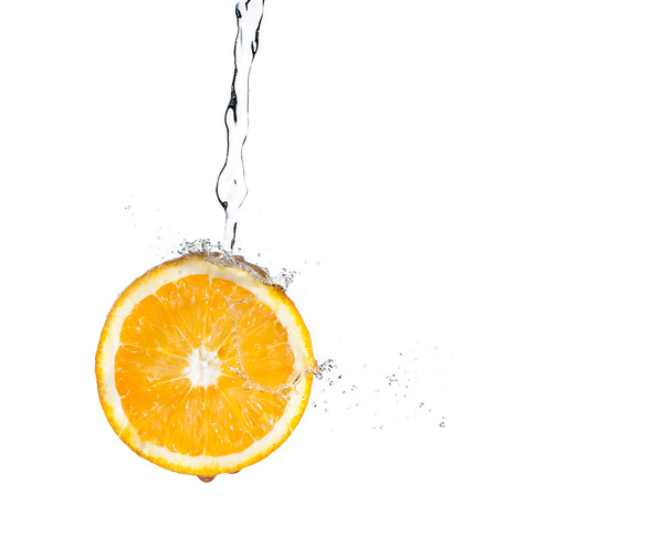 Naranja con agua salpicada
 - Foto, Imagen