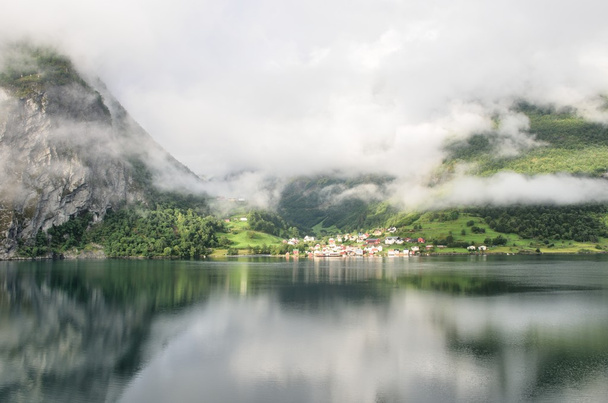 Norjalainen kylä, jossa on reklamaatioita Norjalaisessa vuonossa
 - Valokuva, kuva