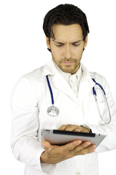 Médecin travaillant avec tablette très grave
 - Photo, image