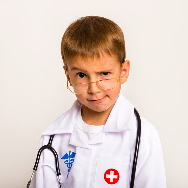 Портрет ребенка в очках и костюм врача
 - Фото, изображение