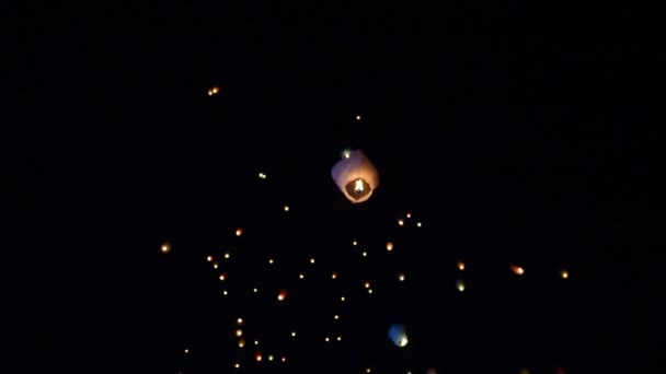 Нічне небо з тисячами пожежних паперових ліхтарів
 - Кадри, відео