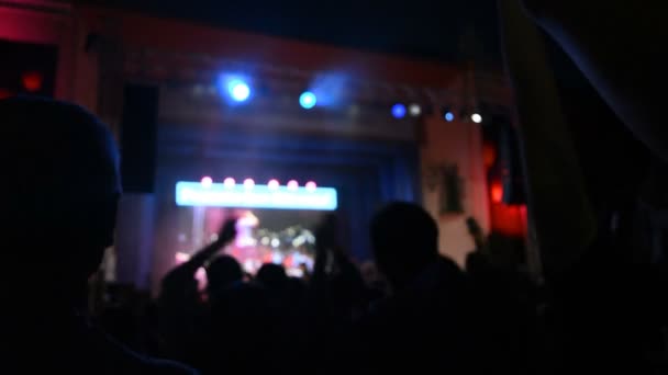 Натовп силуети вечірнього концерту - Кадри, відео