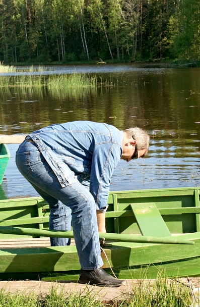 człowiek rozwiązuje łódź - Zdjęcie, obraz