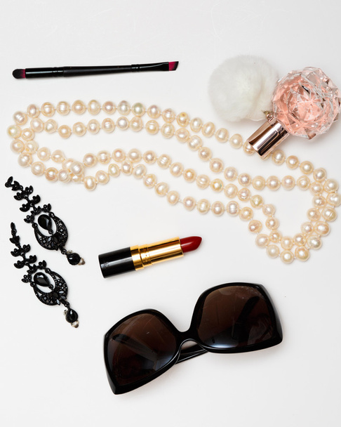beautiful set of women's fashion accessories and cosmetics on a white background - Foto, Bild