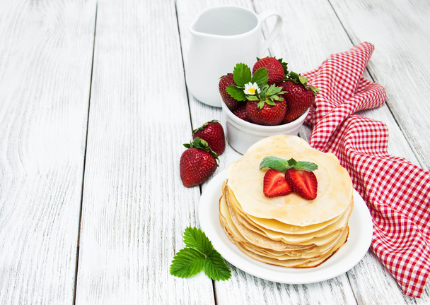 Pfannkuchen mit Erdbeeren - Foto, Bild