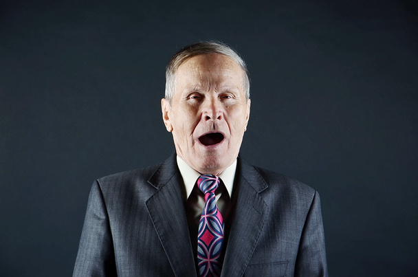 emotionale alte Geschäftsmann Porträt isoliert auf schwarzem Hintergrund - Foto, Bild