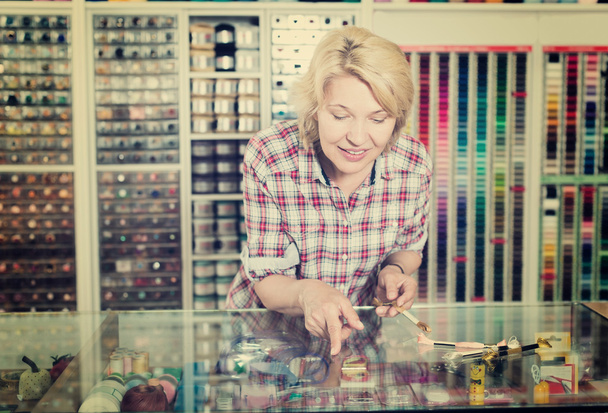 Woman choosing sewing tools - Foto, Bild