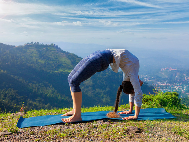 Ashtanga kursuna katıldıktan sonra Vinyasa Yoga asana Urdhva Dhanurasana açık havada yapıyor kadın - Fotoğraf, Görsel