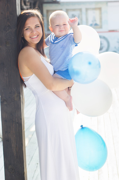 Mãe e filho com balões ao ar livre
 - Foto, Imagem