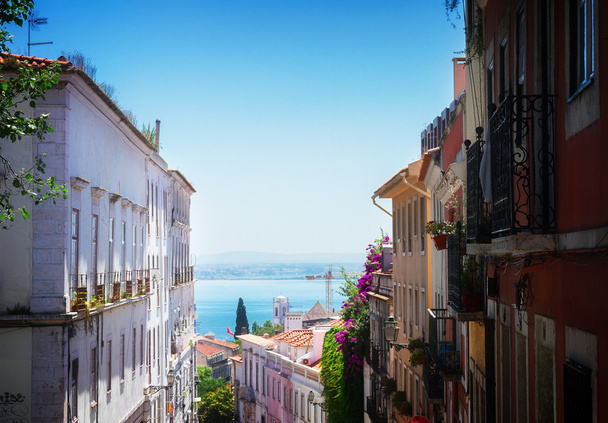 calle en el casco antiguo de Lisboa
 - Foto, Imagen