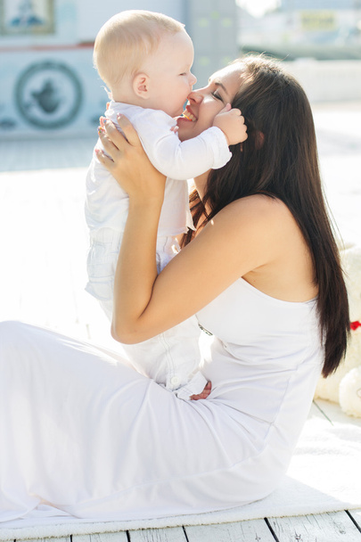 Mom and son are wearing white clothes - 写真・画像