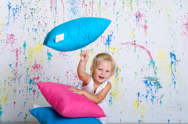 Girl make tower from pillows - Photo, Image