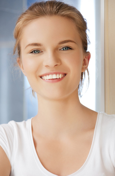 Happy and smiling teenage girl in a bathroom - Fotografie, Obrázek