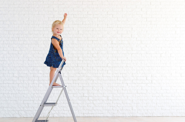 Little girl at ladder - Φωτογραφία, εικόνα