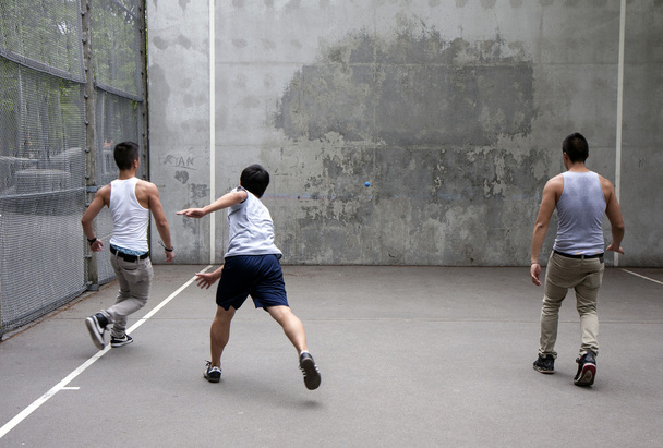 Grupo juega balonmano pared
 - Foto, imagen