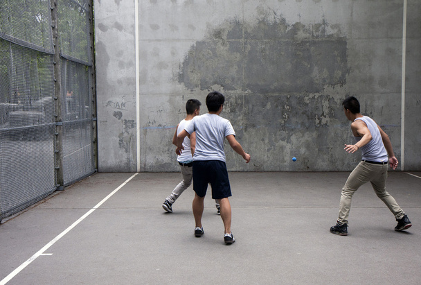 Gruppe spielt Wandhandball - Foto, Bild