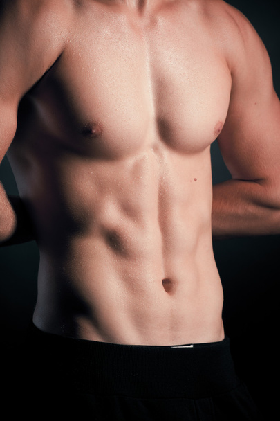 Musculoso joven sexy hombre desnudo en el estudio
 - Foto, Imagen