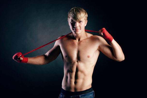 Young Boxer fighter on studio - Foto, afbeelding