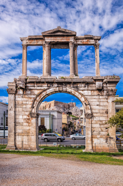 Αψίδα του Αδριανού εναντίον ναό του Παρθενώνα της Ακρόπολης στην Αθήνα, Ελλάδα - Φωτογραφία, εικόνα