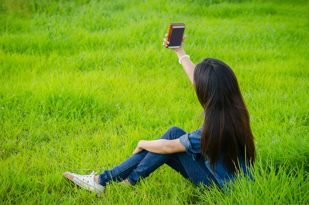 Face arrière d'une fille prenant des photos par téléphone intelligent
 - Photo, image